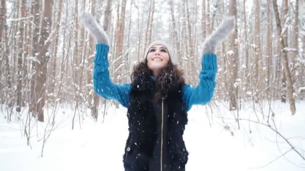 Joven sonrisa feliz mujer lanza nieve — Vídeo de stock