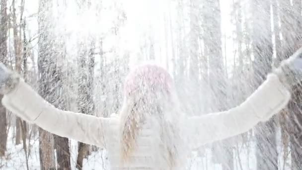 Joven sonrisa feliz mujer lanza nieve — Vídeo de stock