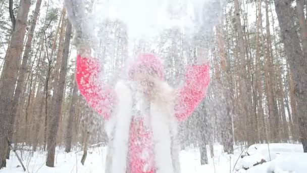 年轻快乐微笑妇女投掷雪 — 图库视频影像