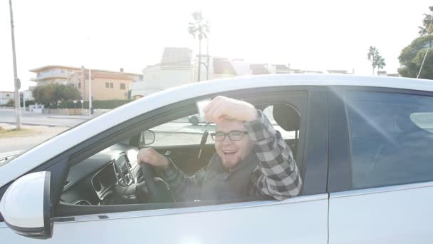 年轻快乐的人坐在白色的汽车持有汽车钥匙 — 图库视频影像