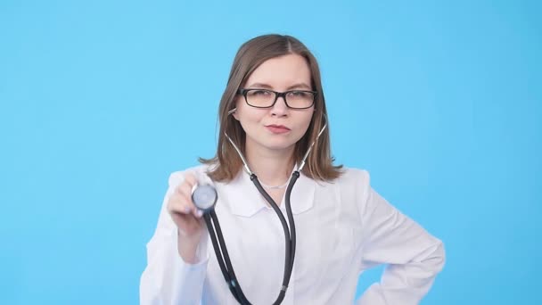 Женщина-врач со стетоскопом слушает — стоковое видео