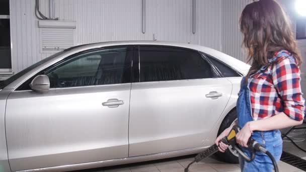 Mulher Lavando carro com blaster de alta pressão — Vídeo de Stock