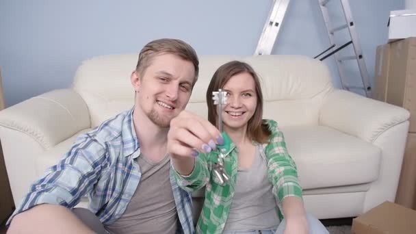 Unga par innehav nya platta knappar — Stockvideo