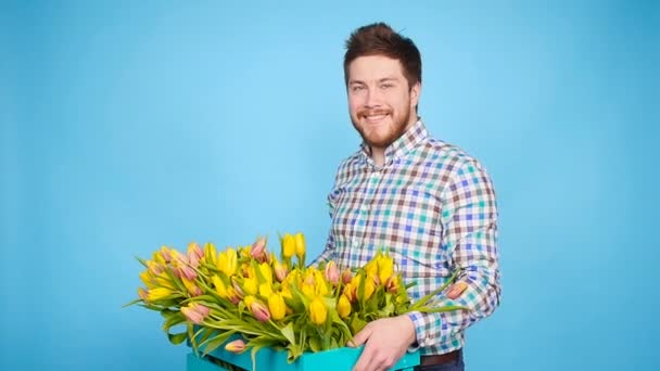 Male florist holding box of flowers — Stock Video