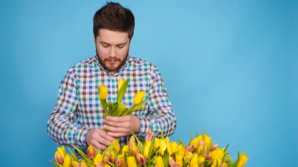 Manliga florist med tulpaner på arbetsplatsen — Stockvideo