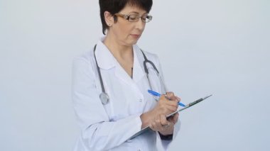 Beyaz bir arka plan üzerinde pozitif orta yaşlı bir kadın doktor
