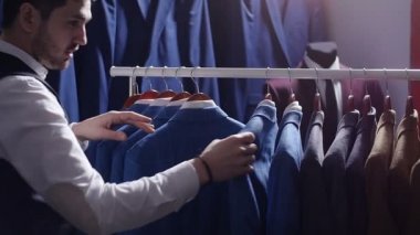 Genç adam Klasik takım elbise dükkanı seçme