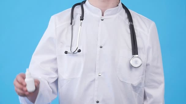 Мужской врач с лекарствами в руках — стоковое видео