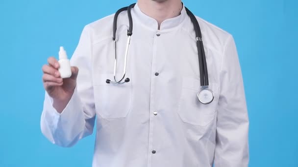 Mannelijke arts met geneeskunde in handen — Stockvideo