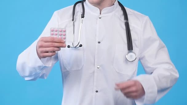 Mannelijke arts met geneeskunde in handen — Stockvideo