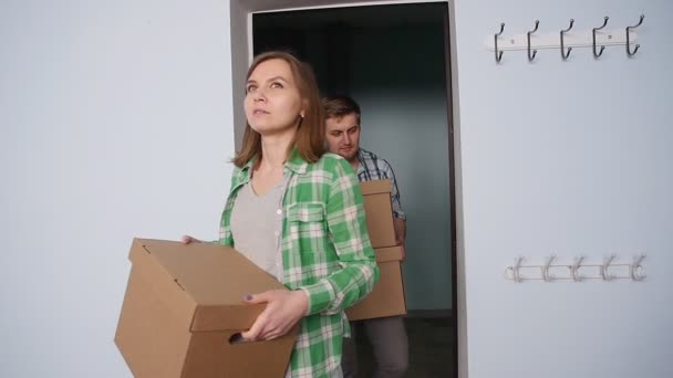 Una pareja joven está entrando en un nuevo apartamento o casa — Vídeos de Stock