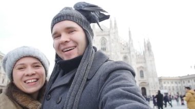 Güvercinler Duomo Katedrali, Milano önünde mutlu turist
