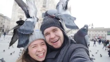 Güvercinler Duomo Katedrali, Milano önünde mutlu turist