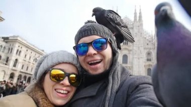 Güvercinler Duomo Katedrali, Milano önünde mutlu turist