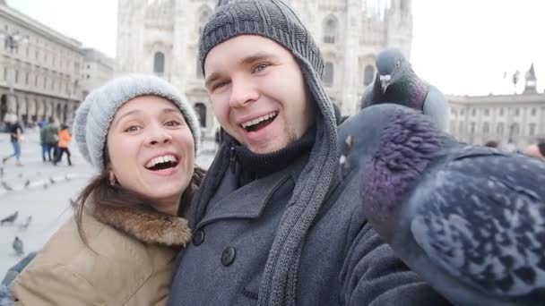 Felices turistas con palomas frente a la catedral del Duomo, Milán — Vídeos de Stock