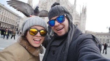 Güvercinler Duomo Katedrali, Milano önünde mutlu turist