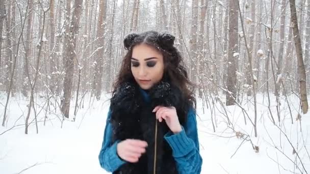 Felice Giovane donna nella foresta invernale o nel parco — Video Stock