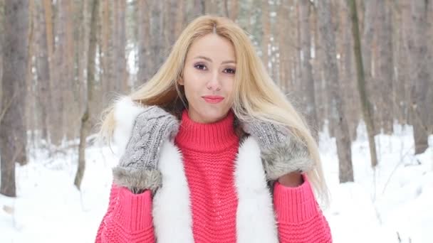 Счастливая молодая женщина в зимнем лесу или парке — стоковое видео