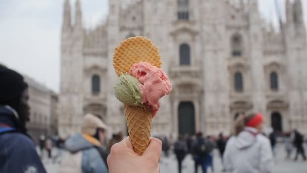 Hand with Ice cream in Piazza del Duomo Cathedral Square — Stock Video