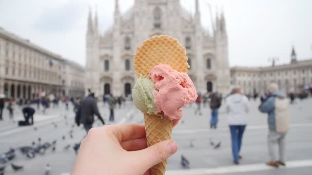 Mão com sorvete na Praça da Catedral da Piazza del Duomo — Vídeo de Stock