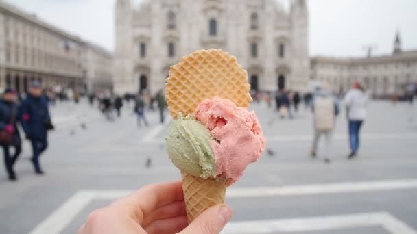 在大教堂广场的广场上与冰淇淋携手 — 图库视频影像