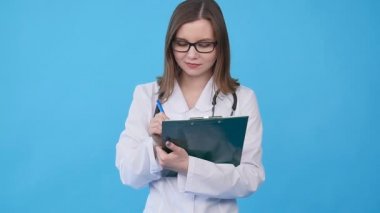 Pano ile beyaz montlu genç kadın doktor