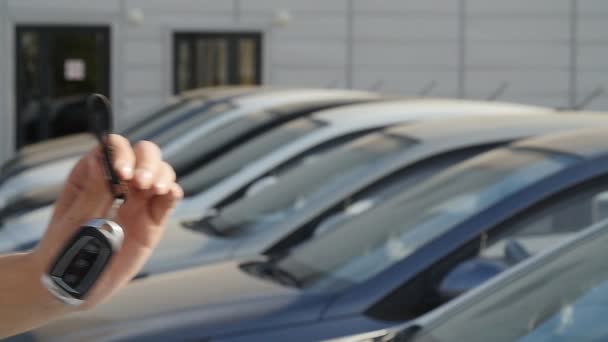 Keys on the background of a row of cars — Stock Video