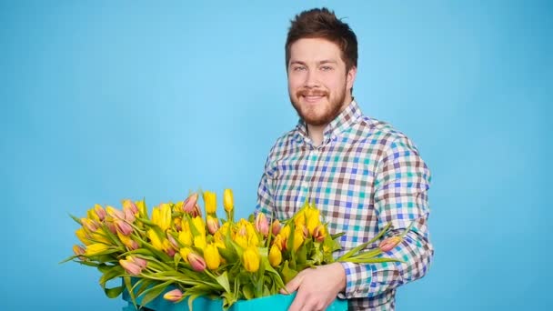 Mannelijke bloemist houden van houten doos met tulpen — Stockvideo