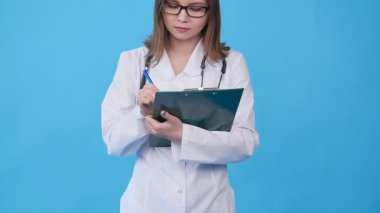 Pano ile beyaz montlu genç kadın doktor
