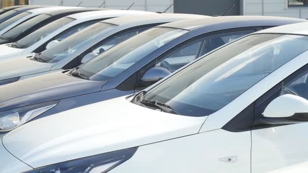 Fila de coches antes de la venta — Vídeos de Stock