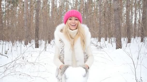 Young woman throws snow on park — Stock Video