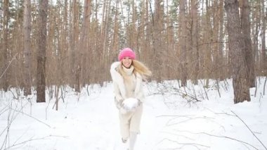 Genç kadın kar park atar.