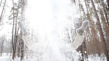 Genç kadın kar park atar.