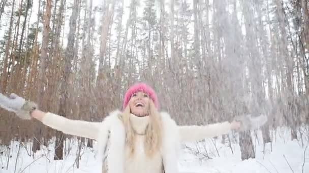 Jeune femme jette de la neige sur le parc — Video