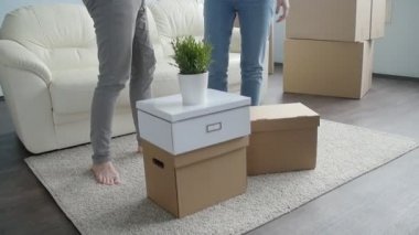 Genç mutlu çift yeni bir daire taşındı