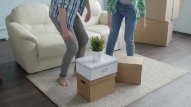 Genç mutlu çift yeni bir daire taşındı
