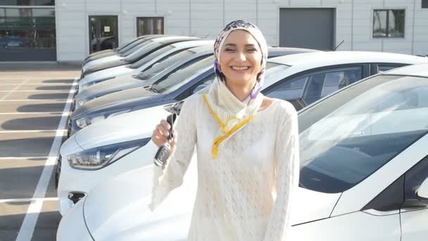 Mujer musulmana en hijab con llave de coche al aire libre — Vídeos de Stock