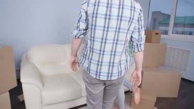 Mutlu genç çift yeni bir daire içinde. Hareketli kavramı
