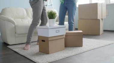 Mutlu genç çift yeni bir daire içinde. Hareketli kavramı