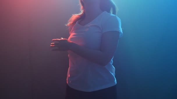 Genç modern stil dansçı duman ve ışıkları karanlık bir arka plan üzerinde — Stok video