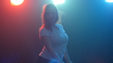 Genç modern stil dansçı duman ve ışıkları karanlık bir arka plan üzerinde