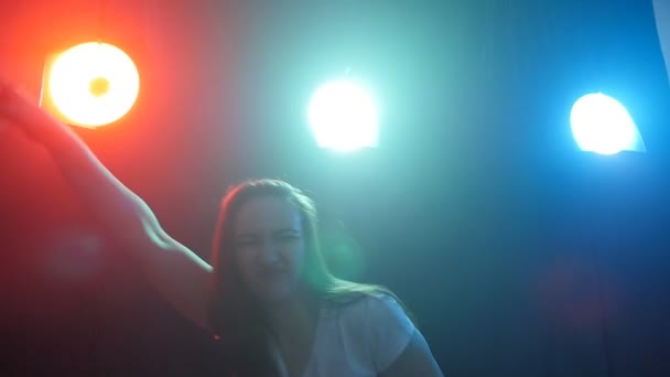 Fiatal modern stílusú táncos egy sötét háttér, a füst és a fények — Stock videók
