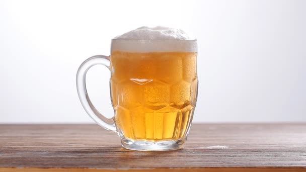 Glazen Light Bier Witte Achtergrond — Stockvideo