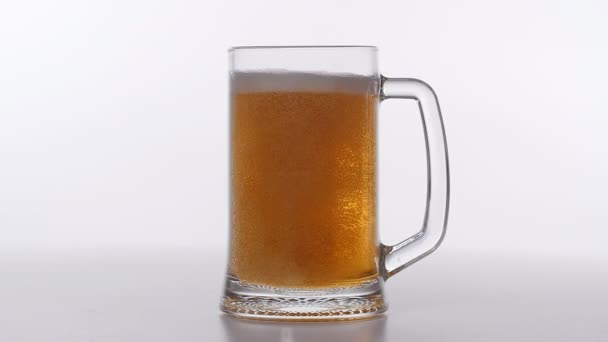 Schenkt ein Glas leichtes Bier ein — Stockvideo