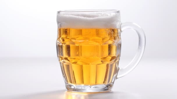 Glas licht bier — Stockvideo