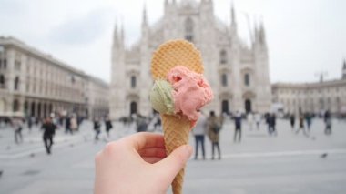 Piazza del Duomo Milano içinde arka taraftan İtalyan dondurma koni düzenledi
