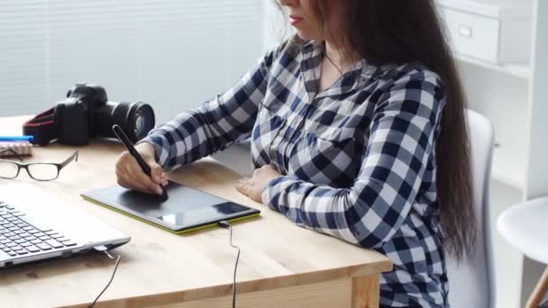 Grafisch ontwerper vrouw werken met digitale tekeningstablet en pen op een computer — Stockvideo