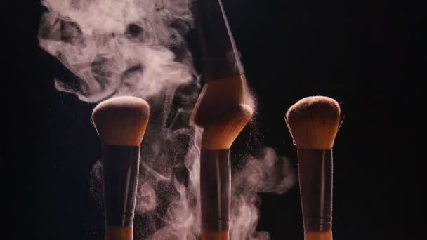 Cepillos de maquillaje con polvo rosa — Vídeo de stock