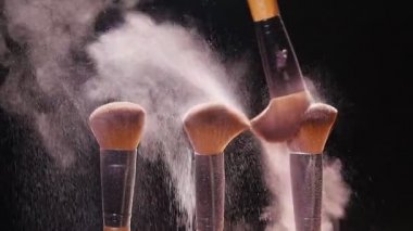 Pembe toz ile makyaj fırçaları