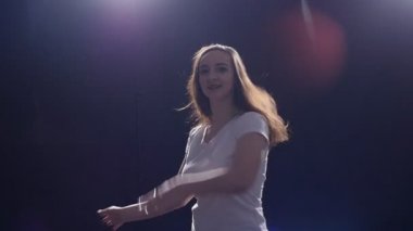 siyah bir arka plan üzerinde modern stil dansçı